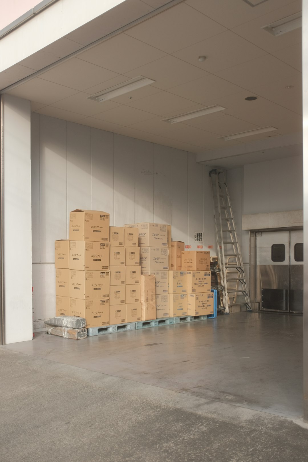 brown-cardboard-boxes-on-white-floor-tiles-8wy9mggmgou